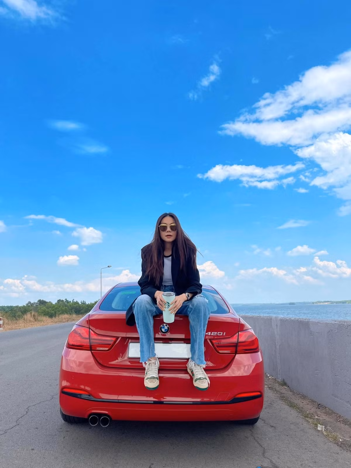 Cô có trong tay nhiều tài sản lớn giá trị như xe hơi sang trọng và bộ sưu tập hàng hiệu không thua kém bất kỳ mỹ nhân nào trong showbiz Việt. Năm 2021, Thanh Hằng khiến nhiều người phải suýt xoa khi khoe căn biệt thự hoành tráng, rộng 1.000m2 được cô xây dựng và đến năm 2022 thì hoàn thiện. FBNV