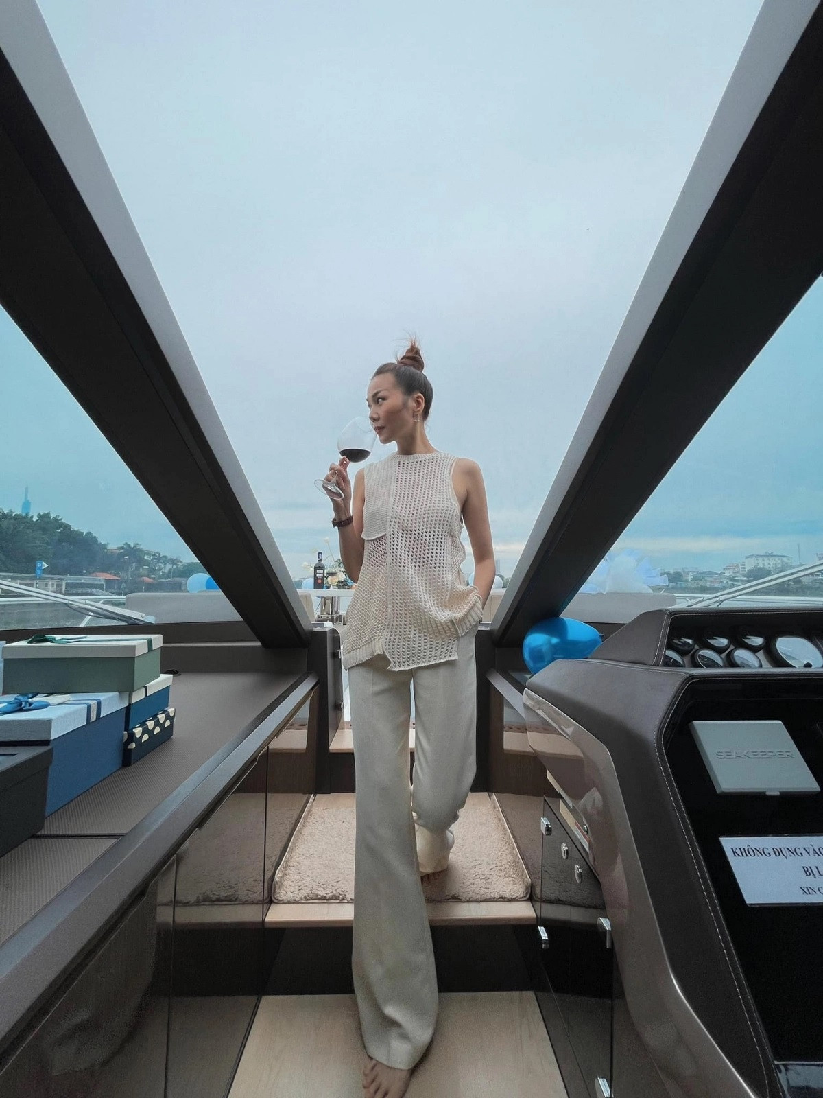 Song song với sự nghiệp thành công, Thanh Hằng nhiều lần vướng tin đồn tình cảm nhưng nữ siêu mẫu không lên tiếng. Thanh Hằng sống kín đáo trong chuyện tình cảm, tập trung vào sự nghiệp, tận hưởng cuộc sống của người phụ nữ cá tính, thông minh, nghị lực. "Tôi không vội vã trong bất kỳ mối quan hệ nào. Chậm một chút mà có một cái kết bền vững là điều tôi mong đợi" - siêu mẫu Thanh Hằng từng lý giải chuyện chưa kết hôn.