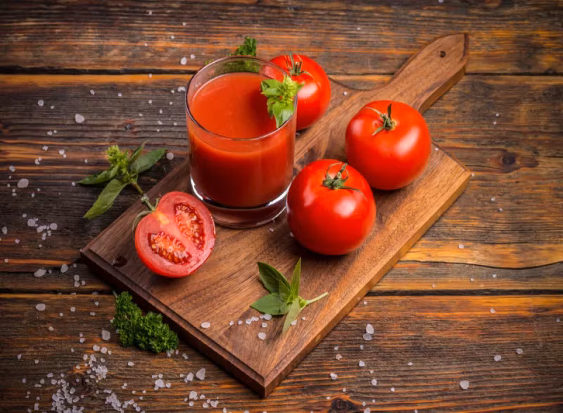  Cà chua: Cà chua chứa nhiều vitamin C và chất chống oxy hóa có lợi cho da. Trên Sciencedirect, một thử nghiệm đối chứng ngẫu nhiên từ năm 2001 cho thấy ăn bột cà chua có thể giúp da chống lại tác hại của ánh nắng mặt trời tốt hơn.