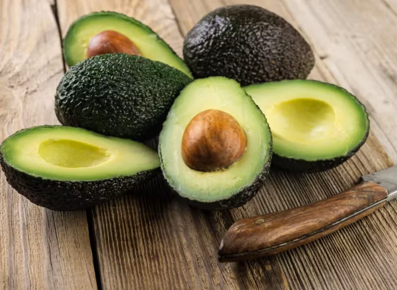  Bơ: Nghiên cứu cho thấy ăn bơ mang lại một số lợi ích chống lão hóa. Một nghiên cứu nhỏ được công bố trên tạp chí Da liễu Mỹ phẩm cho thấy da của những phụ nữ ăn bơ hàng ngày trong 8 tuần đã tăng độ đàn hồi và săn chắc. Các nhà nghiên cứu cho biết thực phẩm giàu chất béo không bão hòa đơn và chất chống oxy hóa carotenoids có thể giúp làn da trẻ trung hơn. Carotenoid là sắc tố tự nhiên được tìm thấy trong nhiều loại trái cây, rau và nấm. Carotenoid giảm thiểu tác hại từ các gốc tự do, stress oxy hóa.