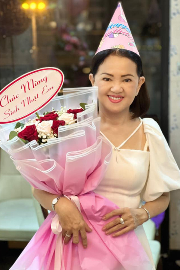 Đinh Ngọc Diệp viết tặng mẹ ruột: "Nụ cười của mẹ thắp sáng đời con. Mẹ hãy cười mỗi ngày nha mẹ. Con sẽ sống thật ý nghĩa như mẹ để mẹ không phải bận tâm, lo lắng về con. Mẹ đẹp tuyệt vời. Trong mắt con mẹ như nàng công chúa Bạch Tuyết vậy".