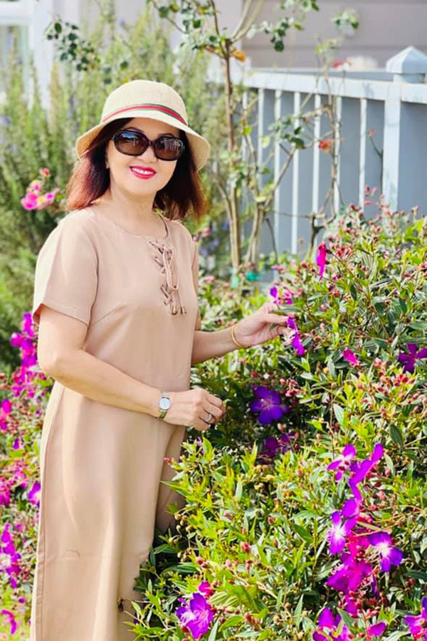 Mẹ ruột Đinh Ngọc Diệp cũng như bao phụ nữ Việt khác, khi kết hôn bà cũng trải qua những biến cố cuộc sống. Có thời điểm vì chồng (ba Đinh Ngọc Diệp) làm ăn thua lỗ đã ảnh hưởng rất lớn đến cuộc sống gia đình. Thậm chí, thời điểm ấy, bà đã phải bán đi tất cả tài sản để trả nợ.