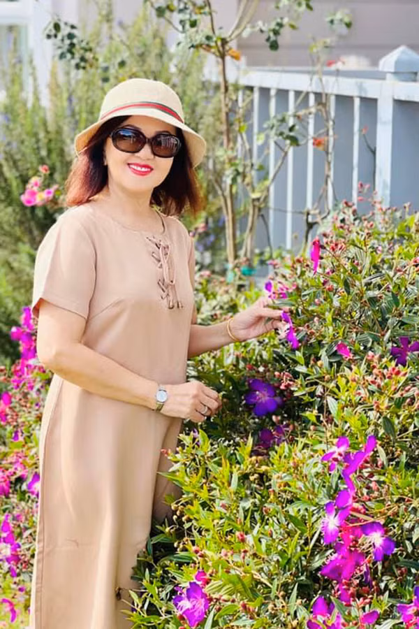 Mẹ ruột Đinh Ngọc Diệp cũng như bao phụ nữ Việt khác, khi kết hôn bà cũng trải qua những biến cố cuộc sống. Có thời điểm vì chồng (ba Đinh Ngọc Diệp) làm ăn thua lỗ đã ảnh hưởng rất lớn đến cuộc sống gia đình. Thậm chí, thời điểm ấy, bà đã phải bán đi tất cả tài sản để trả nợ.