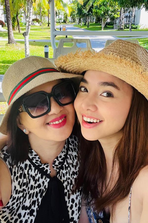 Biến cố tiếp theo là mẹ ruột Đinh Ngọc Diệp còn bị mất cắp khoản tài sản khá lớn, điều này khiến bà suy sụp một thời gian. Vì chuyện kinh tế, bà và chồng đã có cuộc sống riêng. Sau chính Đinh Ngọc Diệp là cầu nối cho ba mẹ.