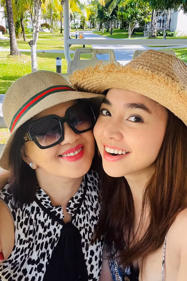 Biến cố tiếp theo là mẹ ruột Đinh Ngọc Diệp còn bị mất cắp khoản tài sản khá lớn, điều này khiến bà suy sụp một thời gian. Vì chuyện kinh tế, bà và chồng đã có cuộc sống riêng. Sau chính Đinh Ngọc Diệp là cầu nối cho ba mẹ.