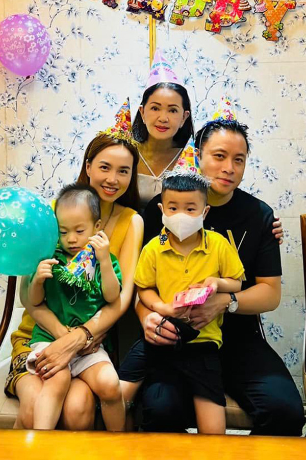 Hiện tại, họ dành cho nhau những điều hạnh phúc. Mẹ ruột Đinh Ngọc Diệp coi việc chăm sóc cháu, đi du lịch cùng gia đình con cái là niềm vui tuổi già.