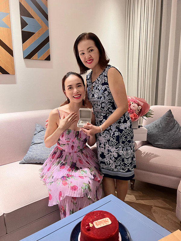 Hiện tại, khi ở tuổi xế chiều, mẹ ruột Đinh Ngọc Diệp tận hưởng cuộc sống bên con gái. Bà luôn muốn lưu giữ những ký ức về cô công chúa nhỏ của mình.