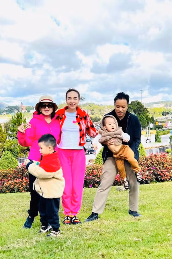 Dù trải qua những thăng trầm trong cuộc sống, điều may mắn mẹ con diễn viên Đinh Ngọc Diệp vẫn giữ được những ký ức tươi đẹp.