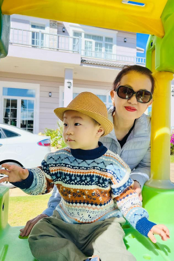 Theo lời Đinh Ngọc Diệp kể, từ nhỏ mẹ đã chăm chút, dạy cô mặc đẹp, biết làm điệu. Trước đây, năm nào vào dịp Quốc tế Thiếu nhi 1/6 bà Phương cũng mua băng đô, kẹp tóc nhung, màu sắc rực rỡ cho con gái cưng.