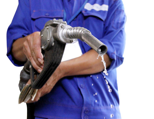 Thận trọng khi bơm nhiên liệu cho xe.