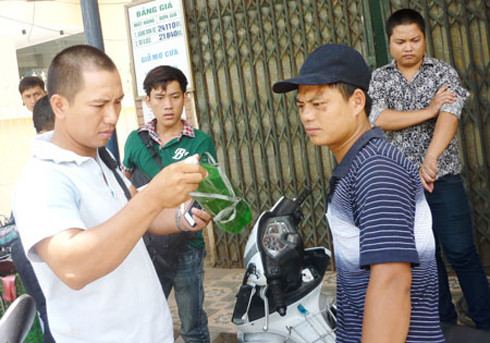 Người dân tập trung đòi cây xăng đền bù thiệt hại.