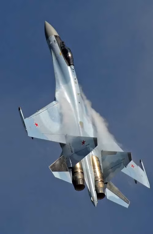 Trong ảnh là chiếc Su-35S với màu sơn ngụy trang xanh da trời đẹp đẽ nhưng lại mang dáng dấp cổ điển. Hiện nay, một số máy bay chiến đấu mới của Nga đã chuyển sang màu đen bạc.