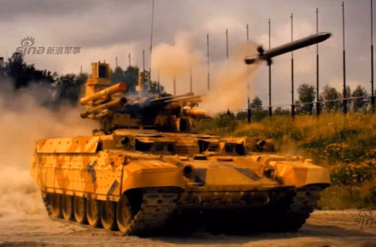 9M120 Ataka có đường kính 130mm, lắp đầu nổ kiểu tandem (2 lượng nổ) chuyên trị xe tăng lắp giáp phản ứng nổ (ERA). Đầu đạn dạng này có khả năng xuyên giáp dày 800mm RHA, biến thể cải tiến có xuyên tới 950mm.