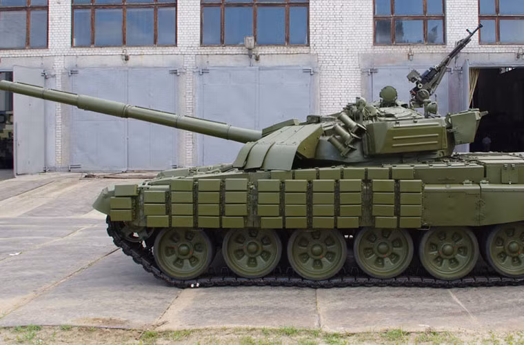 Toàn bộ phần thân xe (mặt trước và 2 sườn) được trang bị giáp phản ứng nổ (ERA) kiểu cũ Kontakt-1. Sở dĩ T-72UA1 không dùng ERA tiên tiến hơn vì lý do giảm giá thành.