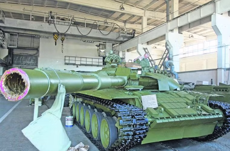 Theo một số nguồn tin, số còn lại được tân trạng và nâng cấp theo chuẩn T-72UA1 (trong ảnh) đưa vào phục vụ trong Quân đội Ukraine. Dẫu vậy, không có xác nhận chính thức nào từ chính quyền.