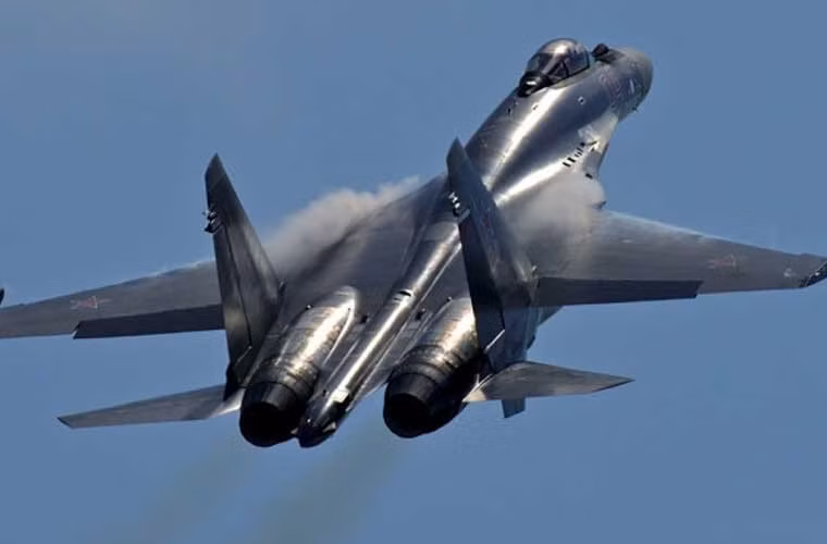 Còn đây là mẫu Su-35 với màu sơn ngụy trang quen thuộc.