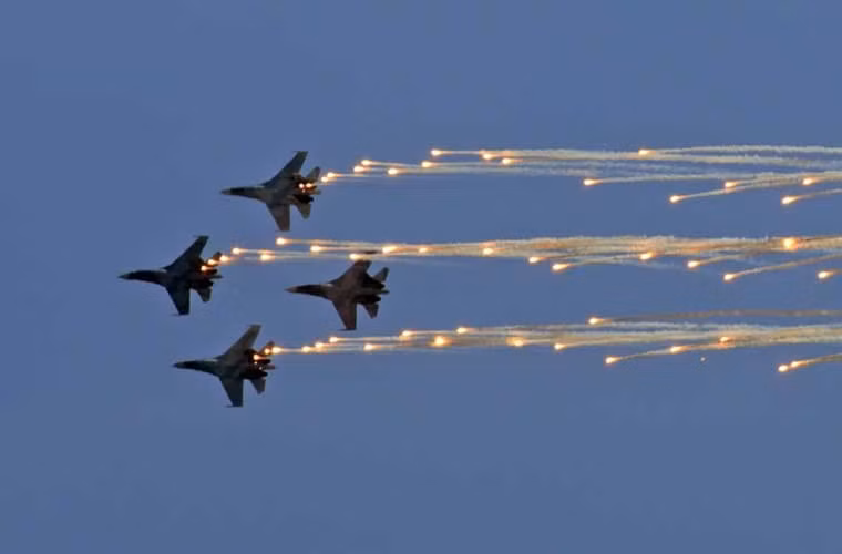 Thả mồi bẫy nhiệt luôn không bao giờ thiếu trong các màn bay biểu diễn trên không.