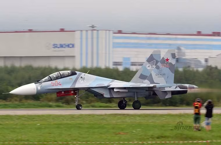 Su-30M2 là biến thể Su-30MK2 (xuất khẩu cho Việt Nam) dùng cho Không quân Nga do KnAAPO sản xuất với các cải tiến đáng kể như trang bị thêm cánh mũi và động cơ có kiểm soát véc tơ lực đẩy.