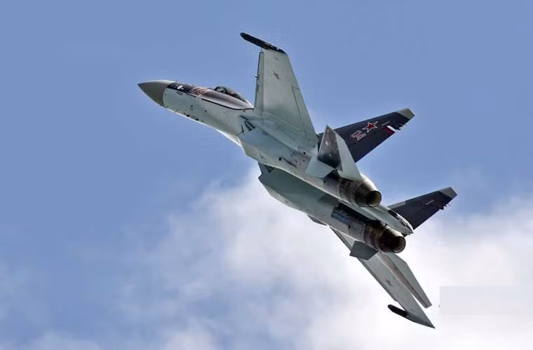 Với những công nghệ tuyệt đỉnh, Su-35 đang là món vũ khí hot trên thị trường thế giới. Trung Quốc là quốc gia đầu tiên đặt vấn đề mua mẫu vũ khí này.