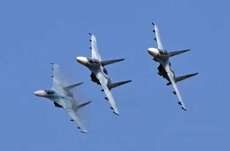 Ngoài những chiếc Su-35 tối tân, buổi kỷ niệm còn có sự góp mặt của tiêm kích Su-27SM (biến thể nâng cấp từ mẫu Su-27S) và Su-30M2 (biến thể Su-30MK2 dành cho Không quân Nga).