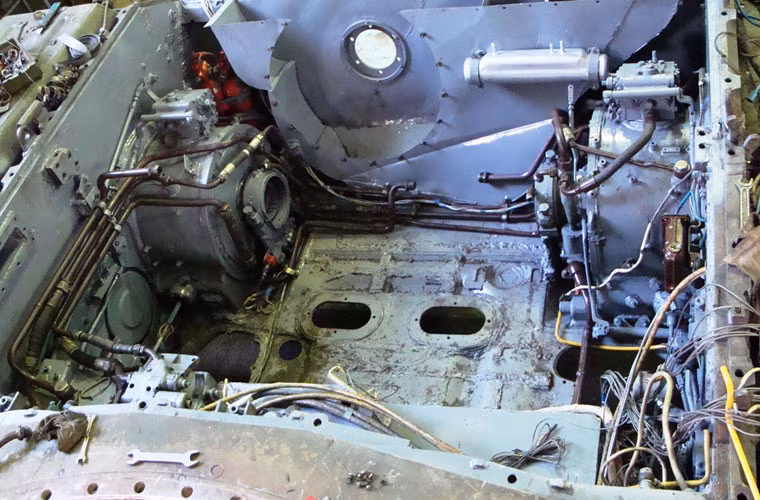 Điểm cải tiến đặc biệt nhất trên T-72UA1 là việc nó sở hữu động cơ diesel tua bin tăng áp 5TDFMA công suất 1.050 mã lực (nguyên bản T-72 dùng động cơ V-46 780 mã lực). Trong ảnh là khoang động cơ T-72 trước khi được lắp động cơ.