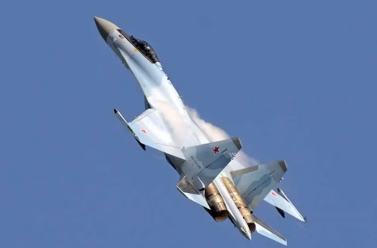 Su-35S với màu ngụy trang xanh da trời trong bài bay thao diễn.