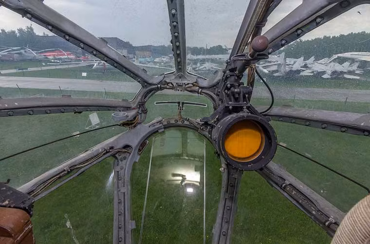 Buồng lái phủ kính một chiếc máy bay đã được làm sạch, thông thường đây là phần dễ bị bẩn nhất trên máy bay.