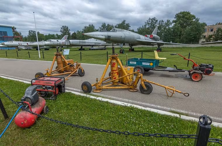 Bảo tàng Monino hay tên gọi chính thức là Bảo tàng Không quân Trung tâm nằm ở sân bay Monino, cách Moscow 40km về phía đông. Đây được xem là một trong những bảo tàng hàng không lớn nhất thế giới và là lớn nhất Nga. Tại đây đang trưng bày 173 máy bay và 127 động cơ hàng không cùng vô số loại vũ khí, trang bị, mảnh xác máy bay địch (trong đó có cả mảnh xác máy bay do thám U-2 của Mỹ).