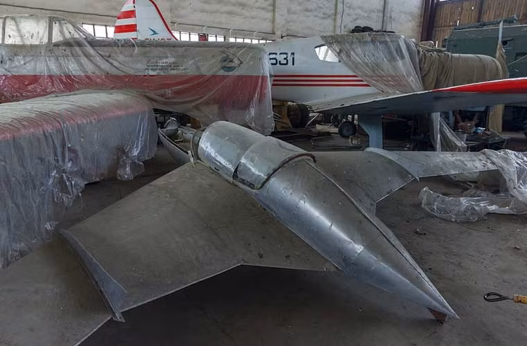 Rất nhiều máy bay cần được sửa chữa.