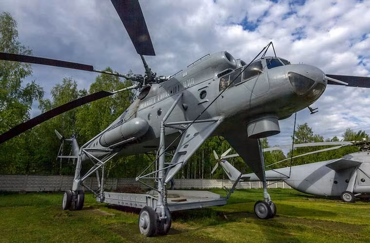 Trực thăng cần cẩu khổng lồ Mil Mi-10K được thiết kế chuyên vận chuyển các kiện hàng ngoại cỡ.