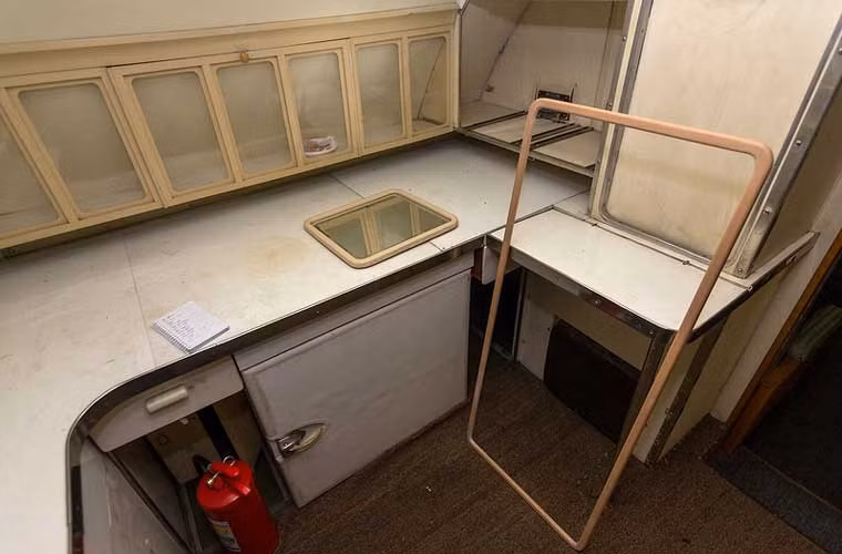 Tu-144 trang bị 4 động cơ tuốc bin phản lực Kolesov RD-36-51 cho tốc độ bay tới 2.120km/h, trần bay 20.000m, có thể chở 140 hành khách. Trong ảnh, nội thất Tu-144 đang được làm sạch.