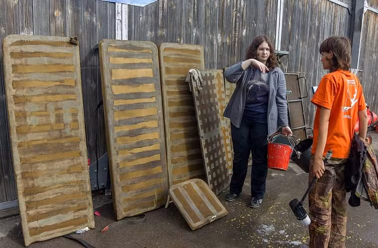 Các tình nguyện viên nữ đang rửa sạch ghế của máy bay chở khách siêu thanh Tu-144 - một trong những niềm tự hào của công nghệ máy bay chở khách Liên Xô.