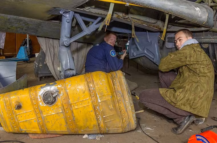 Các tình nguyện viên đang sửa chữa máy bay tiêm kích phản lực Yak-17 - ra đời sau Chiến tranh Thế giới thứ 2. Nó được trang bị một động cơ tuốc bin phản lực RD-10A cho tốc độ 748km/h, trang bị 2 pháo 23mm.