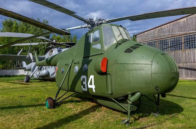 Trực thăng vận tải hạng trung Mil Mi-4 được sơn lại.