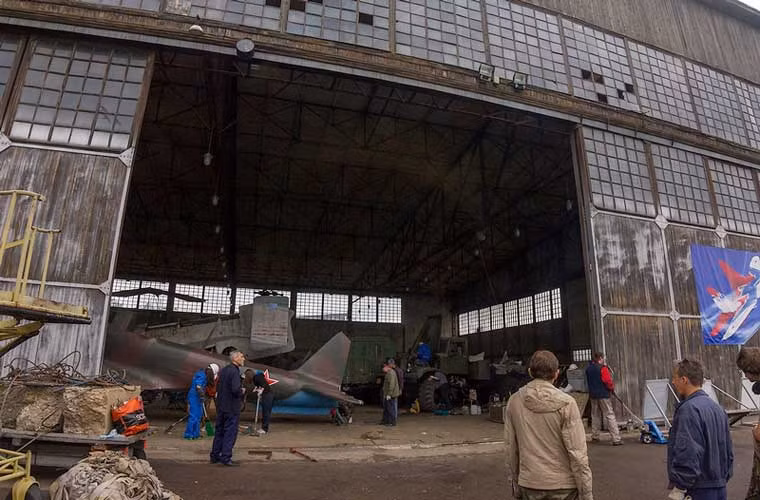 Sở hữu lượng lớn hiện vật như vậy, cho nên hầu hết các mẫu máy bay đều được trưng bày ngoài trời. Vì thế, không tránh khỏi việc bị sương gió, mưa nắng tàn phá. Và để bảo dưỡng duy trì những hiện vật quý giá này (trong đó có cả các nguyên mẫu tiêm kích hiện đại như Su-27), bảo tàng đã có cơ chế mở cho các tình nguyện viên (cựu chiến binh hoặc là những người có kiến thức hàng không) vào hỗ trợ công tác sửa chữa hiện vật.