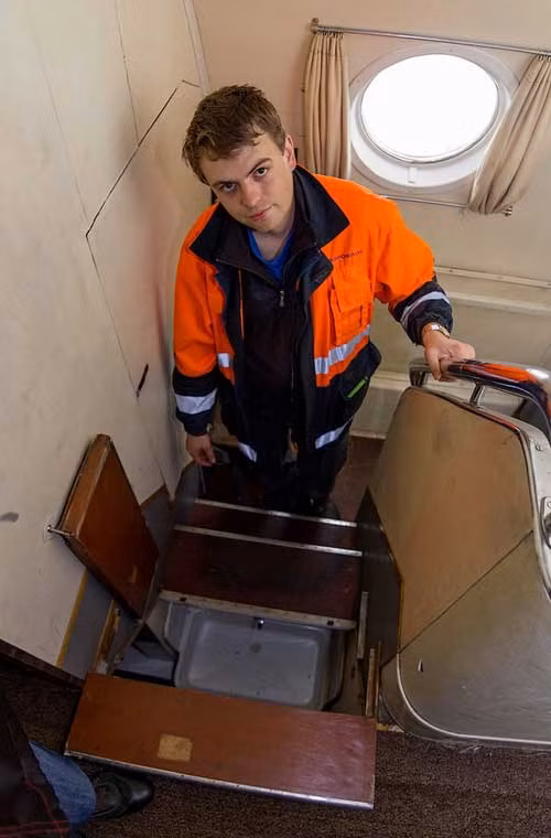 Với những máy bay cỡ lớn, các tình nguyện viên sẽ được cho phép vào bên trong để bảo dưỡng, sửa chữa. Thật thú vị khi được vào bên trong những cỗ chim sắt khổng lồ.