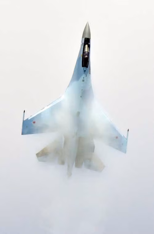 Su-35S được tích hợp nhiều công nghệ trên máy bay chiến đấu thế hệ 5 đem lại sức chiến đấu “đỉnh”, giúp Không quân Nga giữ vững ưu thế trên không trong khi chờ tiêm kích thế hệ 5 Su T-50 đi vào phục vụ.