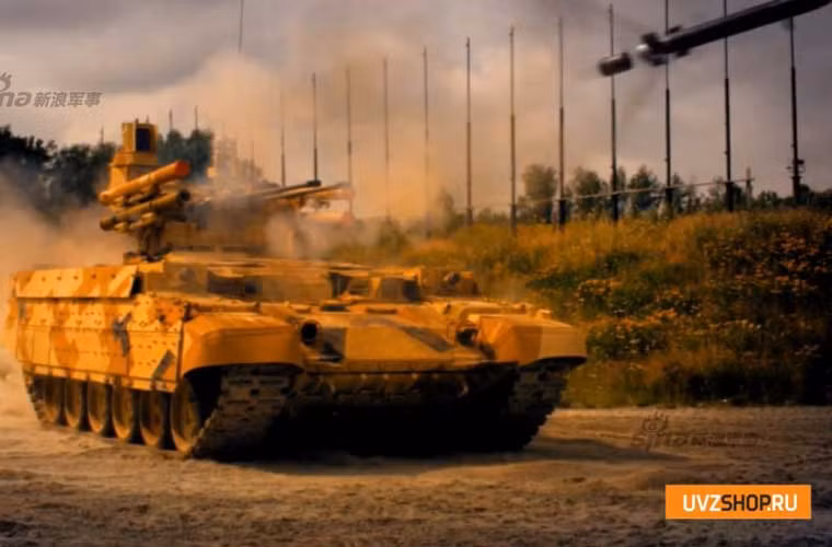 Tên lửa đạt tầm bắn tới 6km, tốc độ bay 550m/s, sử dụng hệ thống dẫn đường lade. Trong ảnh, Ataka rời bệ phóng bằng liều đẩy phụ, ở cự ly nhất định, liều phụ tách khỏi đạn, động cơ chính sẽ khởi động đưa nó vượt quãng đường 6km chỉ trong khoảng 15 giây.