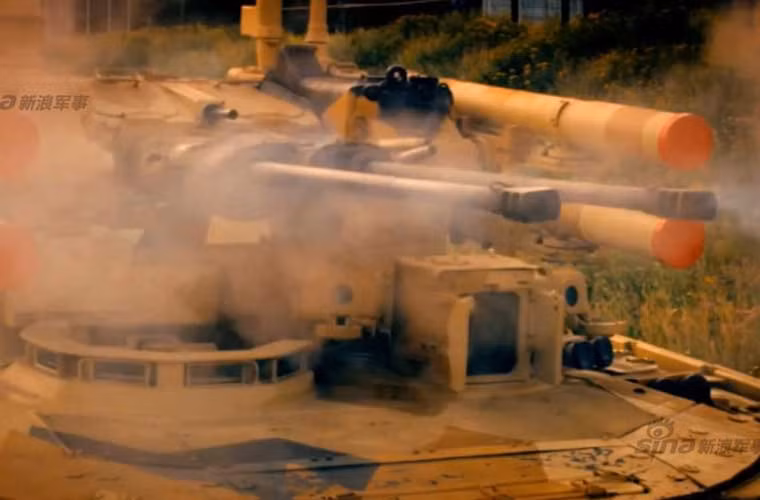 Hai pháo tự động cao tốc 2A42 đạt tốc độ bắn tới 600 phát/phát, có thể bắn nhiều loại đạn gồm: đạn nổ mạnh vạch đường (HE-T); đạn xuyên thép thoát vỏ (APDS); đạn nổ phá mảnh (HE-FRAG) và đạn xuyên thép vạch đường (AP-T). Các loại đạn này đạt tầm bắn từ 2.500-4.000m, sơ tốc đạn 960m/s. Cặp pháo 2A42 30mm hữu hiệu trong chống mục tiêu bộ binh tập trung, xe thiết giáp nhẹ và kể cả trực thăng.