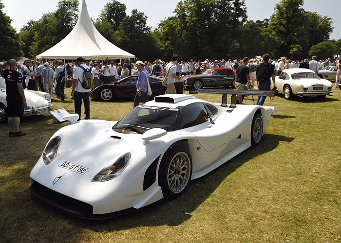  Siêu xe Porsche với kiểu dáng khá hầm hố. 