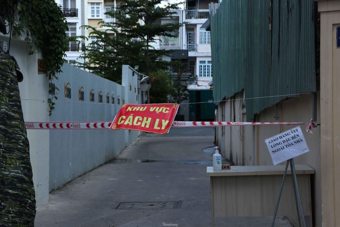 Phong toa toa nha co 20 nguoi mac COVID-19 o TPHCM-Hinh-2