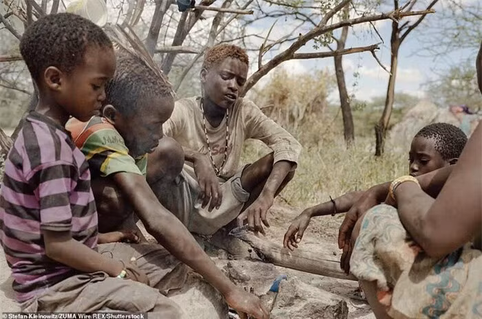 Bộ tộc thích ăn thịt khỉ đầu chó, có tài săn bắn “thần sầu“ ảnh 7