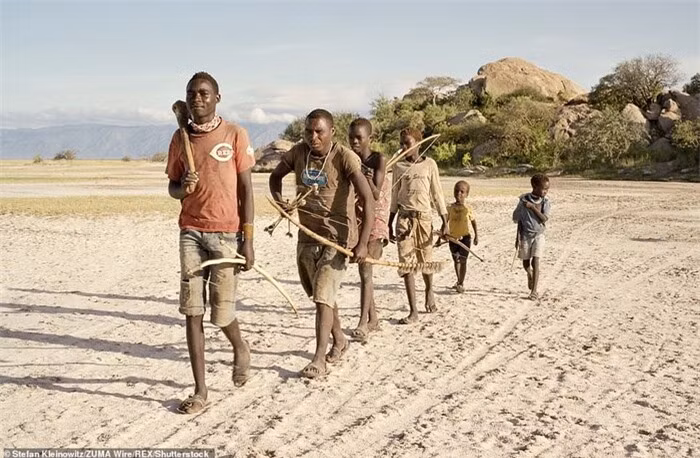 Bộ tộc thích ăn thịt khỉ đầu chó, có tài săn bắn “thần sầu“ ảnh 17