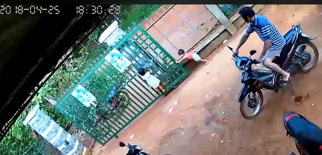 Chiec cong sat bat ngo do sap, de trung 2 be gai-Hinh-2