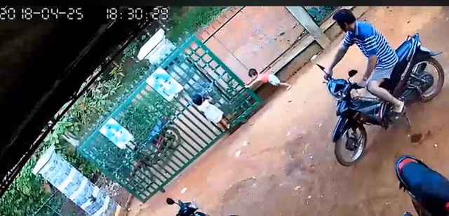 Chiec cong sat bat ngo do sap, de trung 2 be gai-Hinh-2