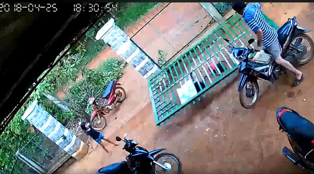 Chiec cong sat bat ngo do sap, de trung 2 be gai-Hinh-3