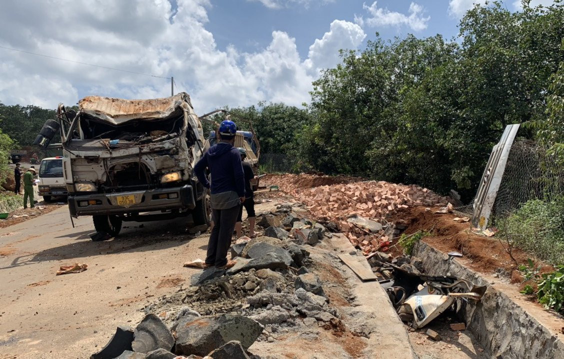 Hai thi the mac ket trong cabin xe tai lat ngang o Binh Phuoc