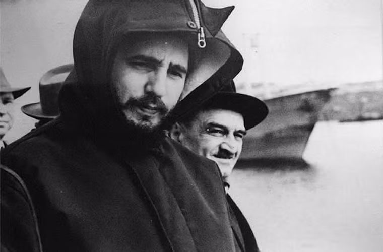 Ông Castro cùng quan chức Liên Xô đi thị sát một số nơi trong thời tiết lạnh giá.