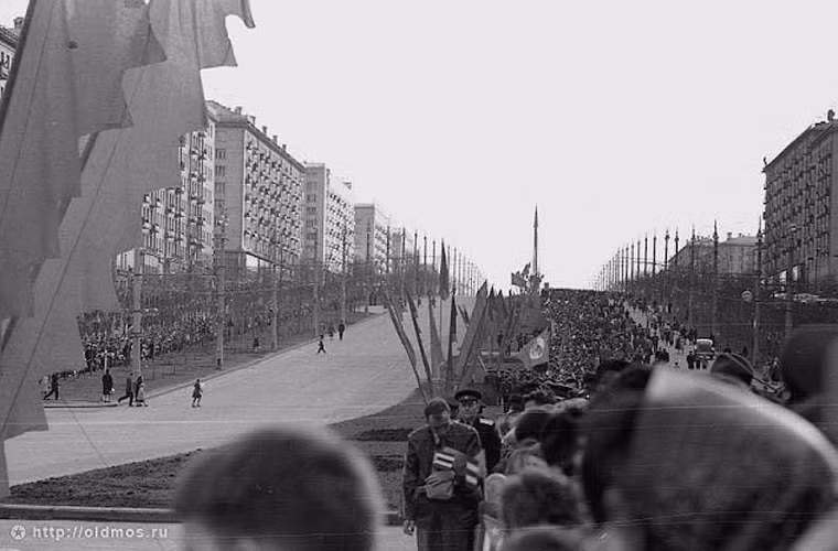 Hàng dài người dân Liên Xô cầm cờ, biểu ngữ đón chào ông Castro khi ông đến nước này.