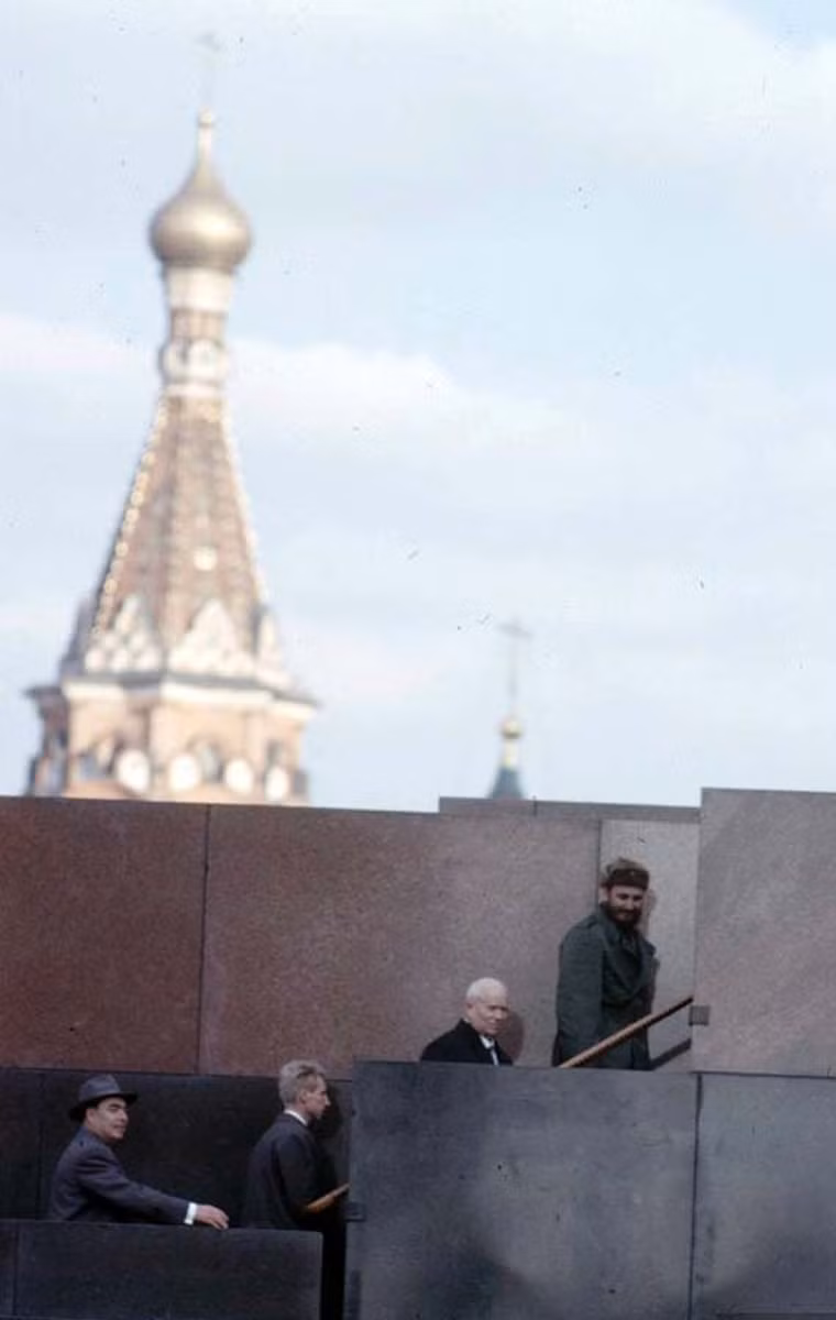 Ông Castro cùng các nhà lãnh đạo bước lên vị trí cao để phát biểu.